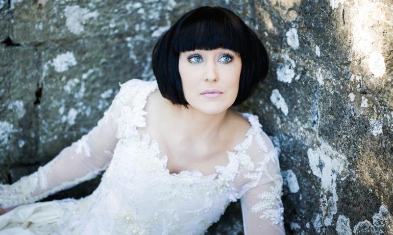 Lets Chat - Live Chat on Facebook - This Weeks Guest Helena Byrne